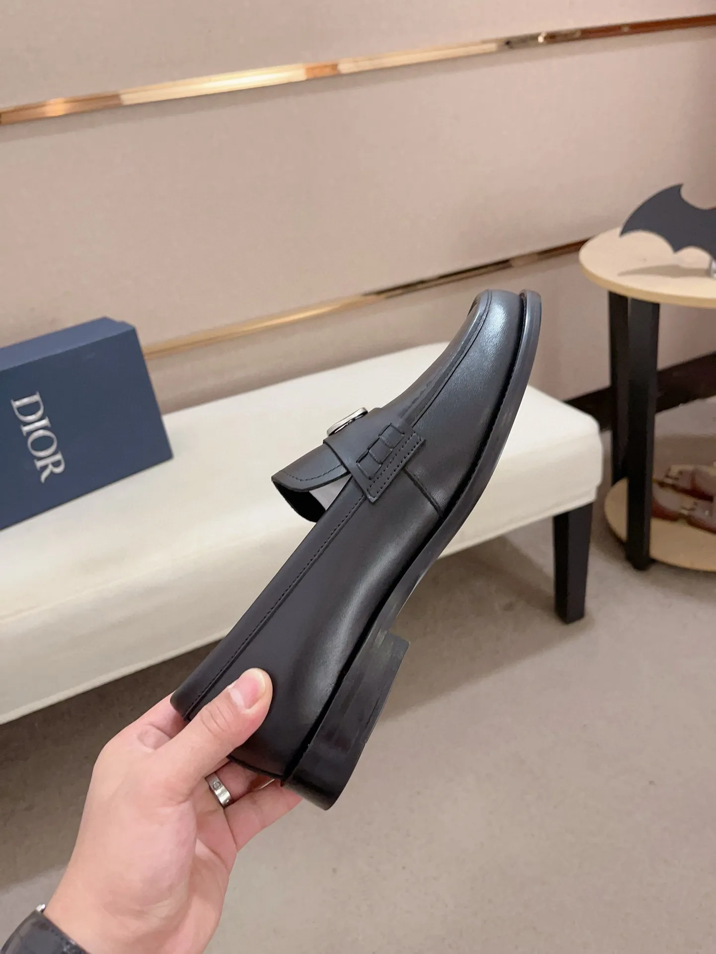 Men's shoes 💰: 560💰 High-end version of Dior Dior's new series. Famous actors and internet celebrities wear super popular designs. The sculptures of French artist Niki de Saint Phalle are designed as rings. Material: Imported original material ➕Painted cowhide Foot pads: cowhide Outsole: Rubber outsole Men's shoe size: 38~44 Can be customized to size 45